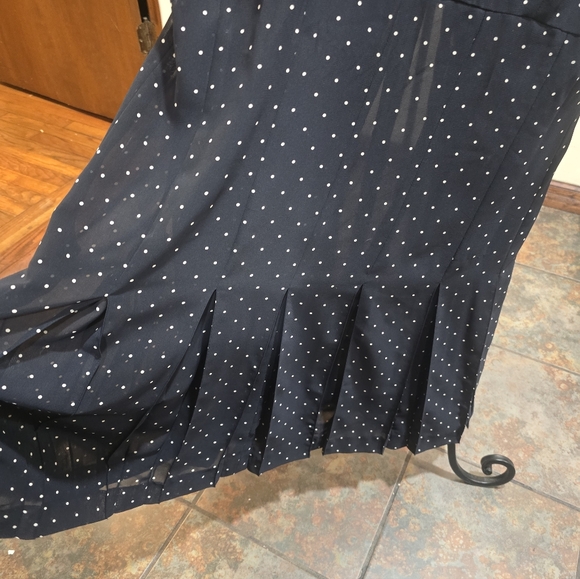This Vintage is a Cynthia Howie navy blue polka dot midi dres - Picture 3 of 7